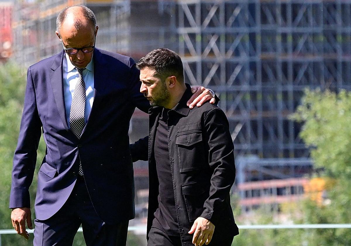 El canciller alemán, Friedrich Merz, caminando al lado del presidente ucraniano, Volodímir Zelenski, en los jardínes de la Cancillería Federal de Berlín
