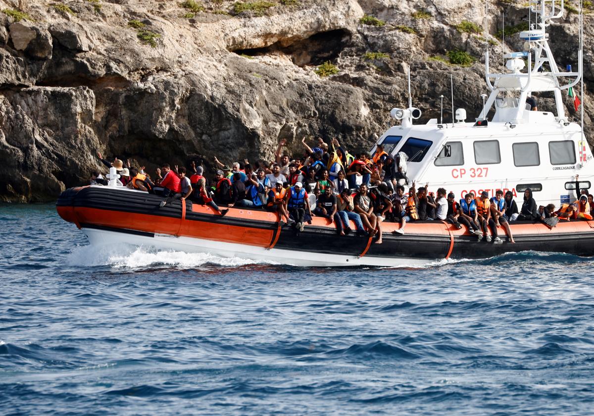 https://s3.abcstatics.com/abc/www/multimedia/internacional/2025/08/13/embarcacion-lampedusa-kP4H-U701411093309GsH-1200x840@diario_abc.jpg