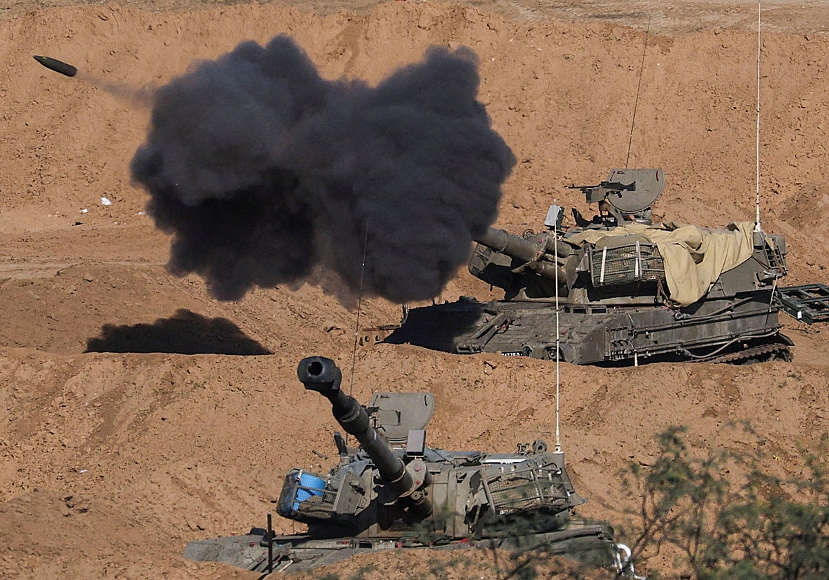 Una unidad de artillería autopropulsada israelí dispara en medio del conflicto en curso