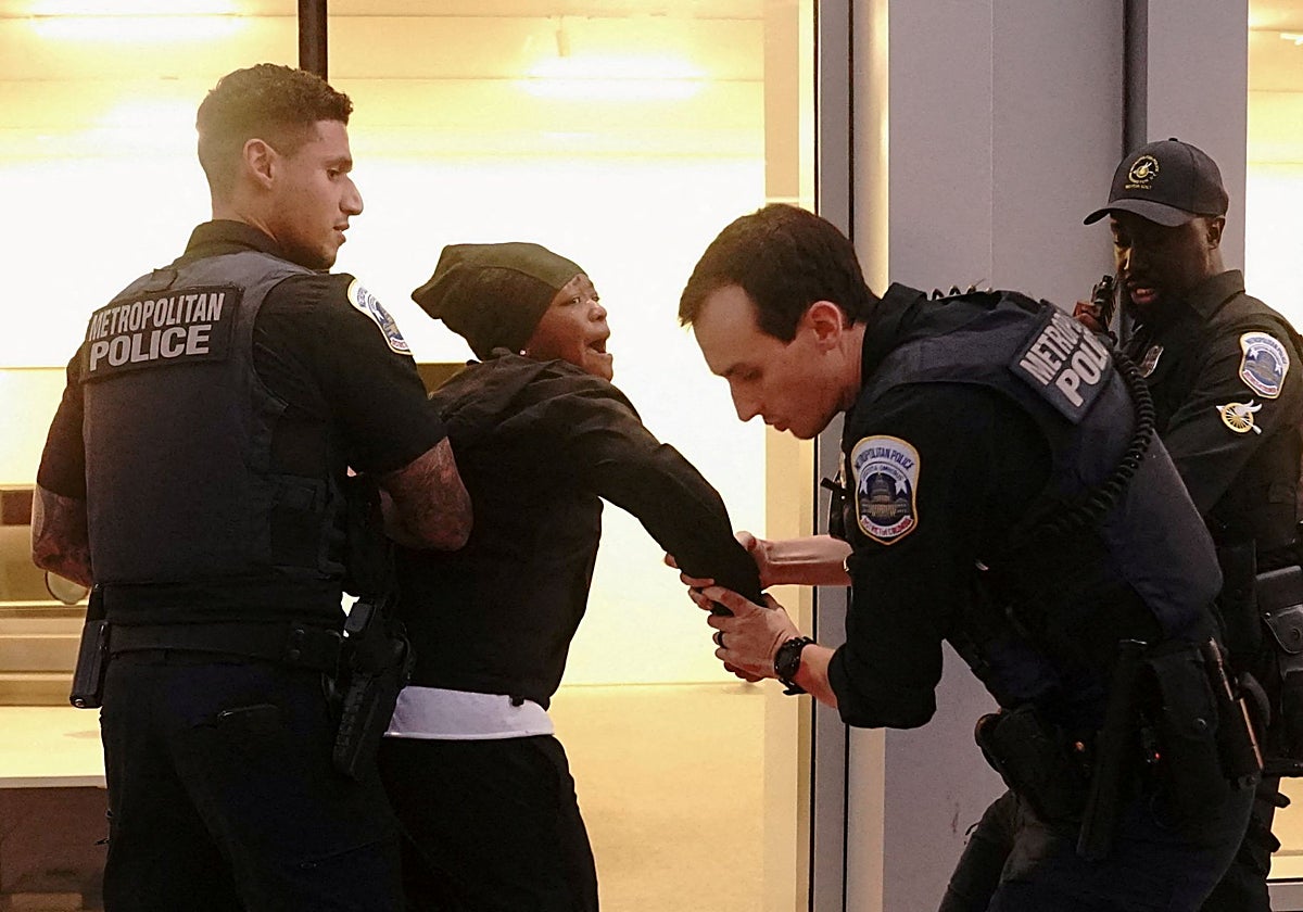 La Policía Metropolitana de Washington D.C. detiene a una mujer tras un altercado