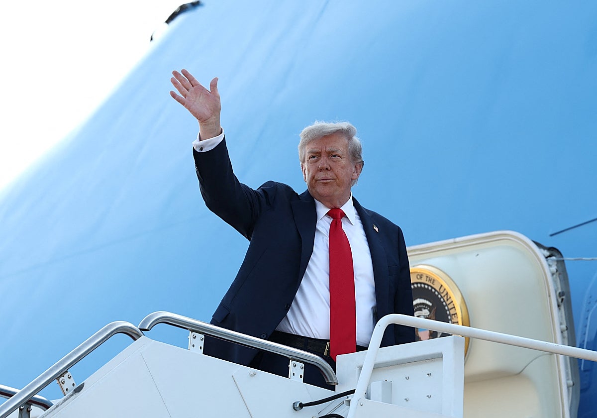 El presidente de Estados Unidos, Donald Trump, sube al Air Force One antes de partir hacia Alaska
