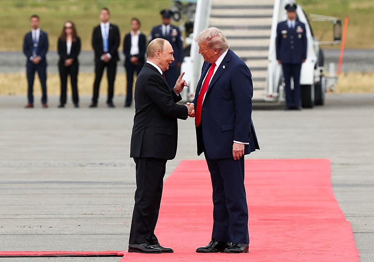 Putin y Trump se saludan sobre la alfombra roja en la base Elmendorf-Richardson, en Alaska