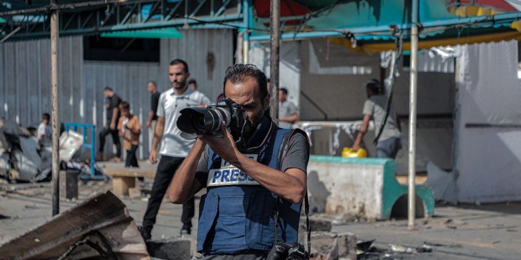 Un fotoperiodista en Gaza: «Todos los días al ir a trabajar me despido de mis hijos porque no sé si volveré con vida»