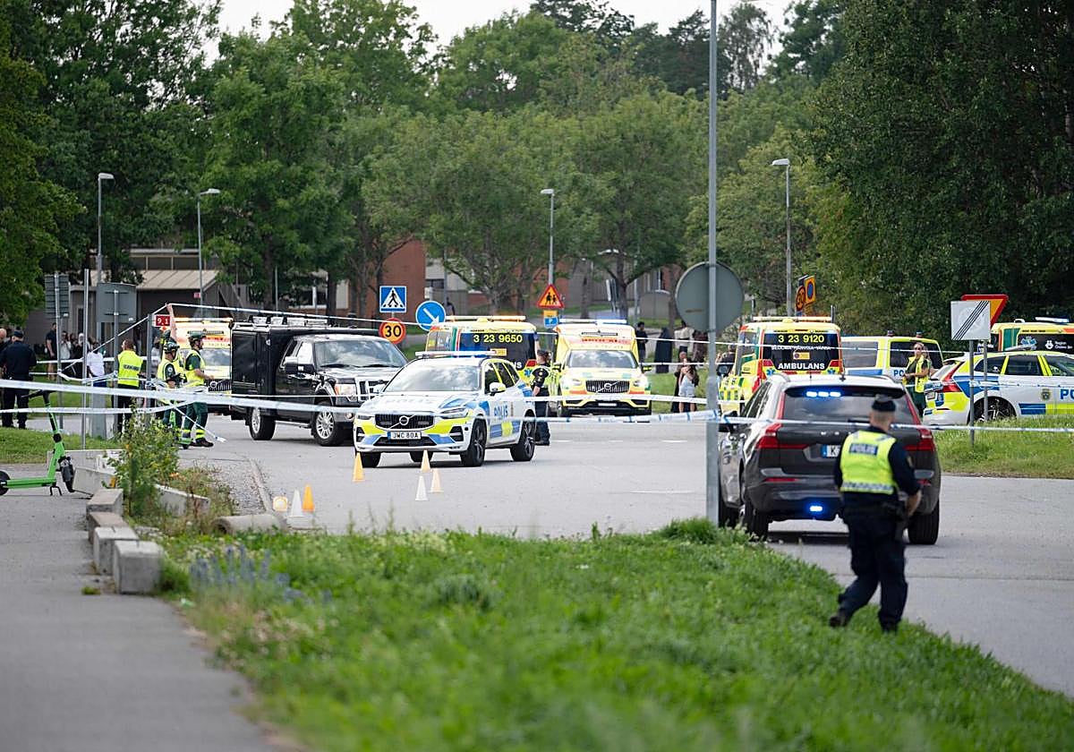 La Policía trabaja en los alrededores de la mezquita de Orebro, en Suecia, donde ha tenido lugar el tiroteo