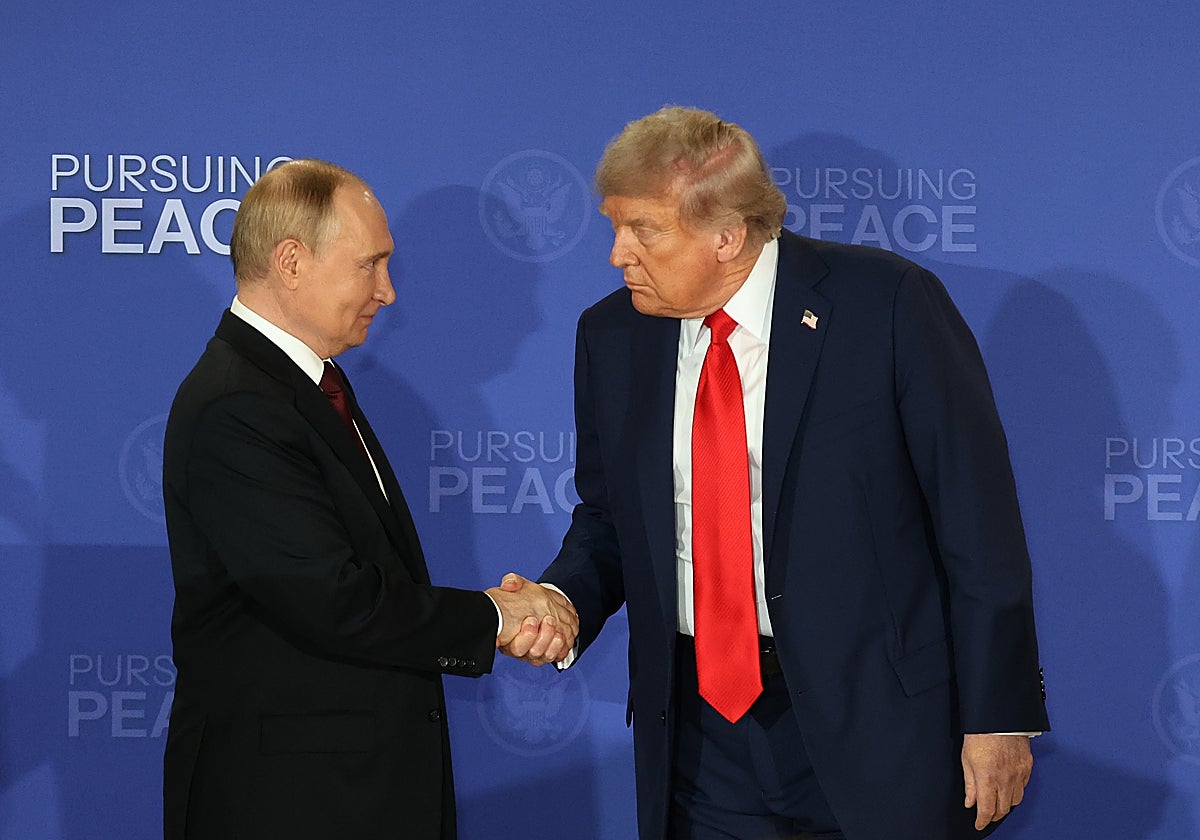 Vladimir Putin y Donald Trump, se saludan al finalizar una declaración conjunta este viernes, en Anchorage