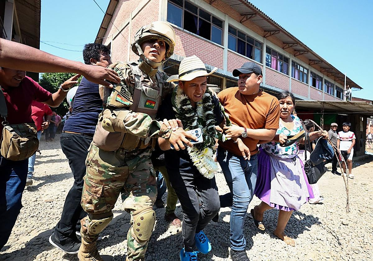 El candidato Andrónico Rodríguez es escoltado tras votar y ser apedreado en Cochabamba
