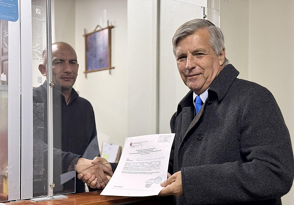 El expresidente del fútbol chileno Harold Mayne-Nicholls inscribe su candidatura presidencial como independiente