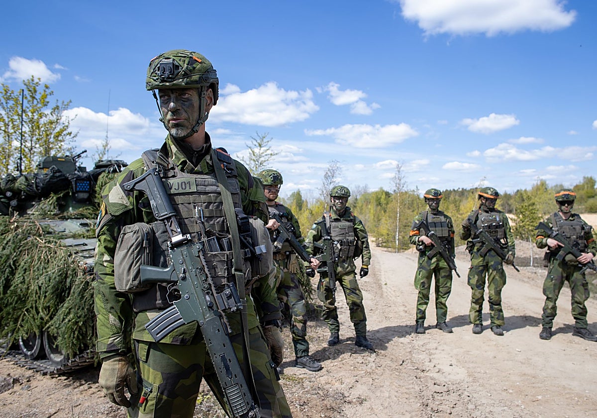 Miembros del Ejército sueco durante unas maniobras de la OTAN en Estonia, cerca de la frontera con Rusia