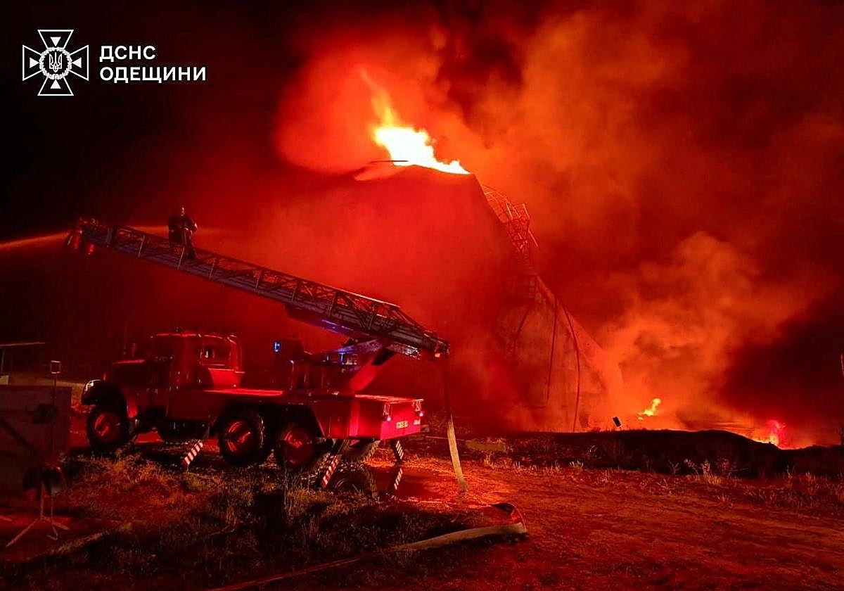El incendio provocado por el ataque de drones rusos en la región ucraniana de Odesa