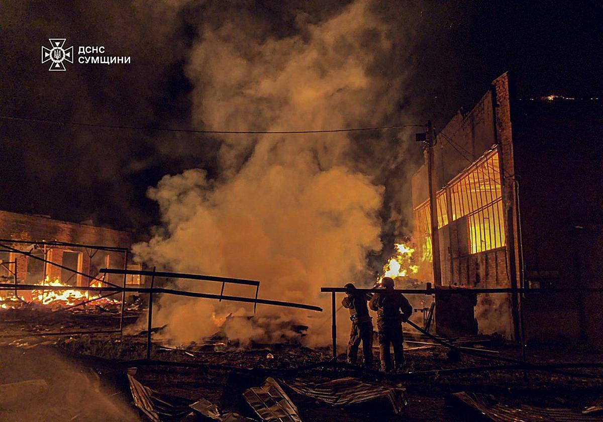 Un ataque ruso nocturno ha destruido un barrio residencial en la región ucraniana de Sumy