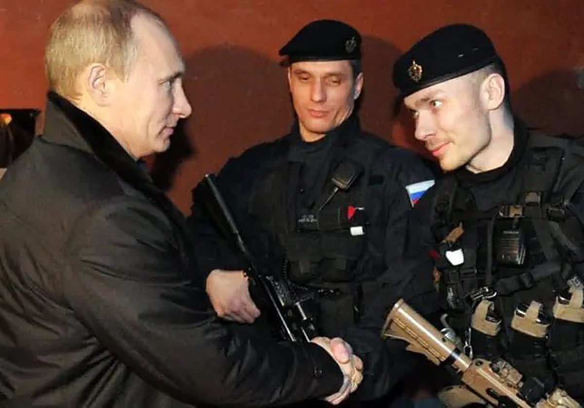 El presidente ruso, Vladimir Putin, con las fuerzas especiales del FSB en Chechenia en 2011