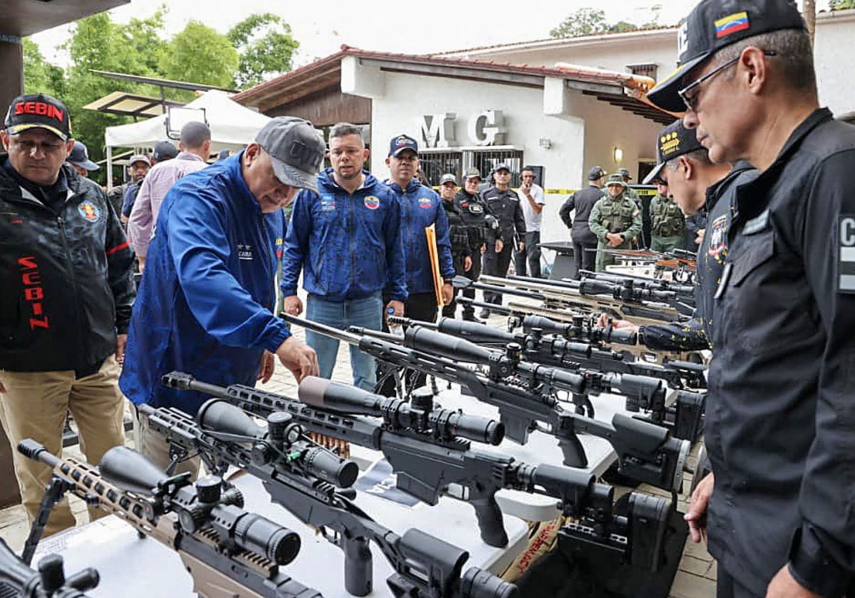 Diosdado Cabello inspecciona armas incautadas en una presunta operación desestabilizadora de la oposición