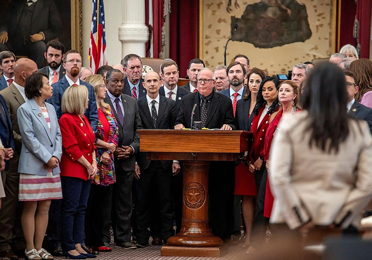 Los representantes Los Republicanos en Texas tras la aprobación del rediseño de Texas en la Cámara Baja