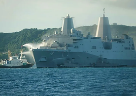 Arde un buque naval estadounidense frente a la costa de Japón