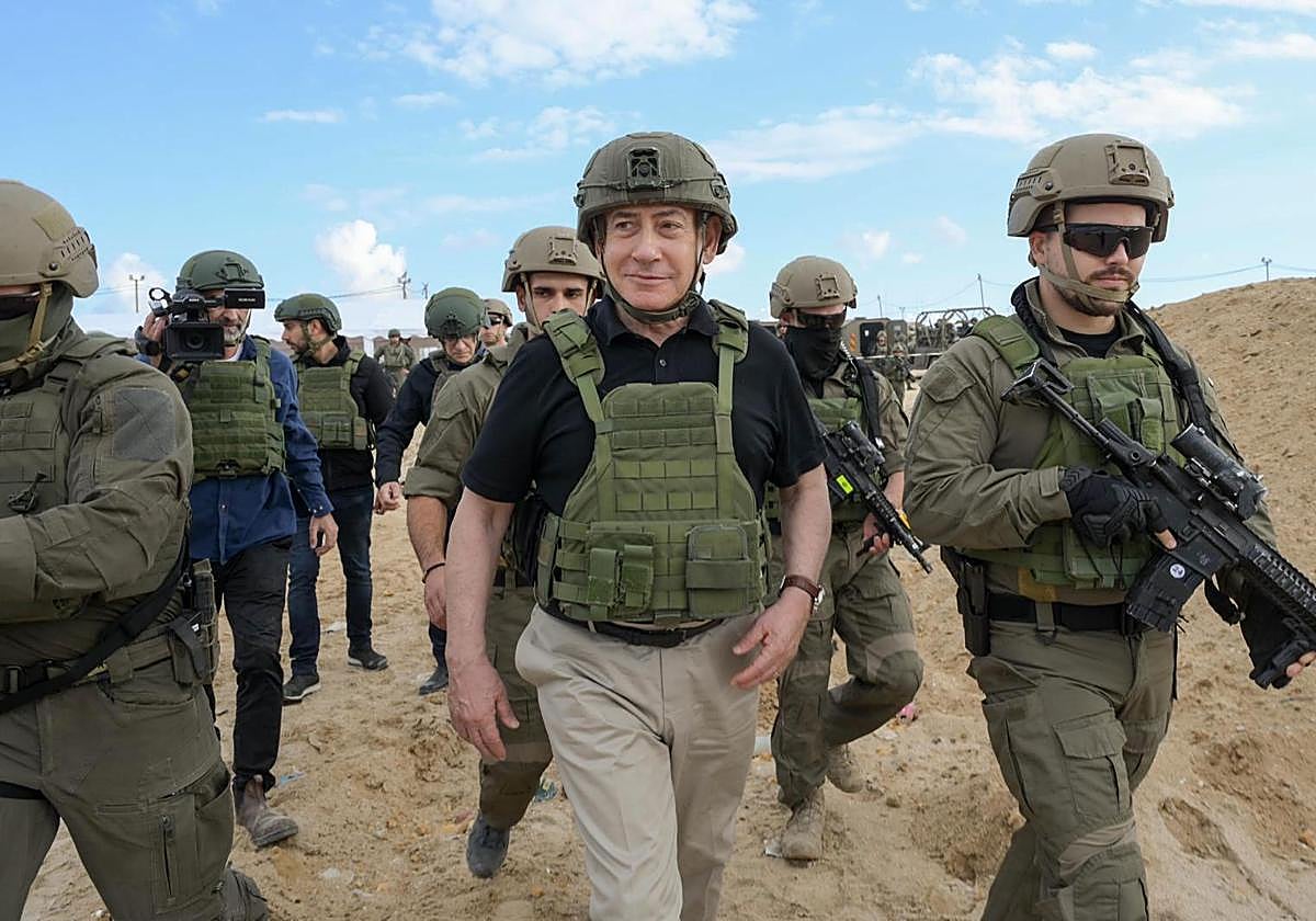 Benjamin Netanyahu, acompañando a sus tropas en una imagen de 2024