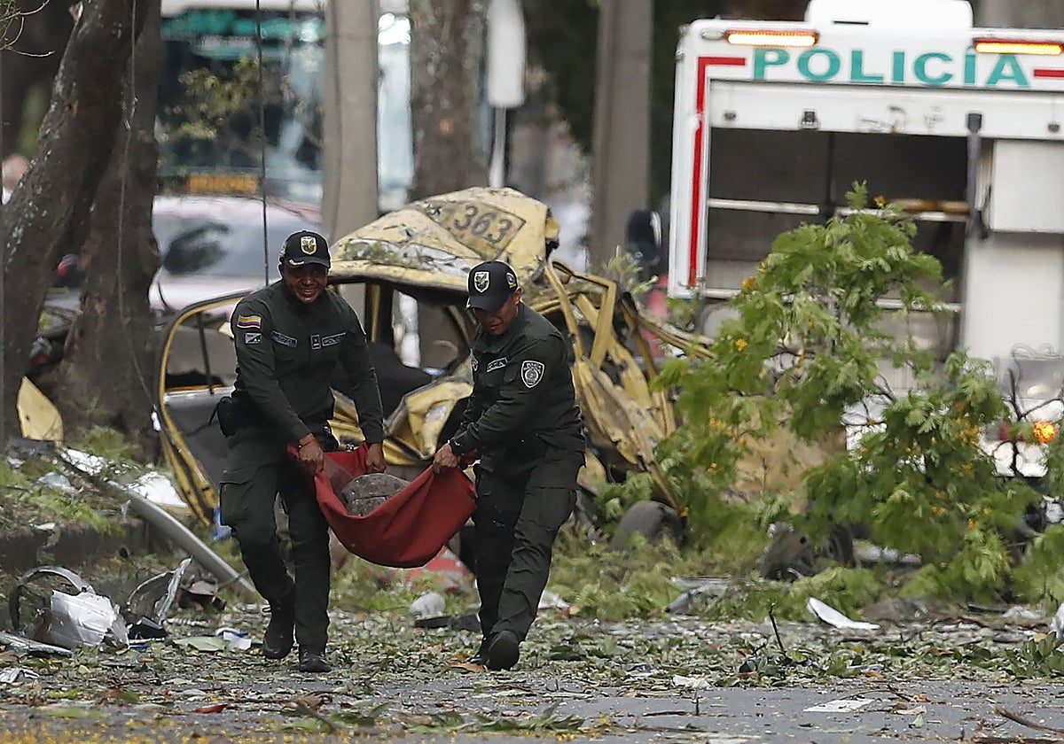 La Policía colombiana recoge evidencias tras el atentado en las inmediaciones de la Escuela Militar de Aviación Marco Fidel Suárez este jueves en Cali