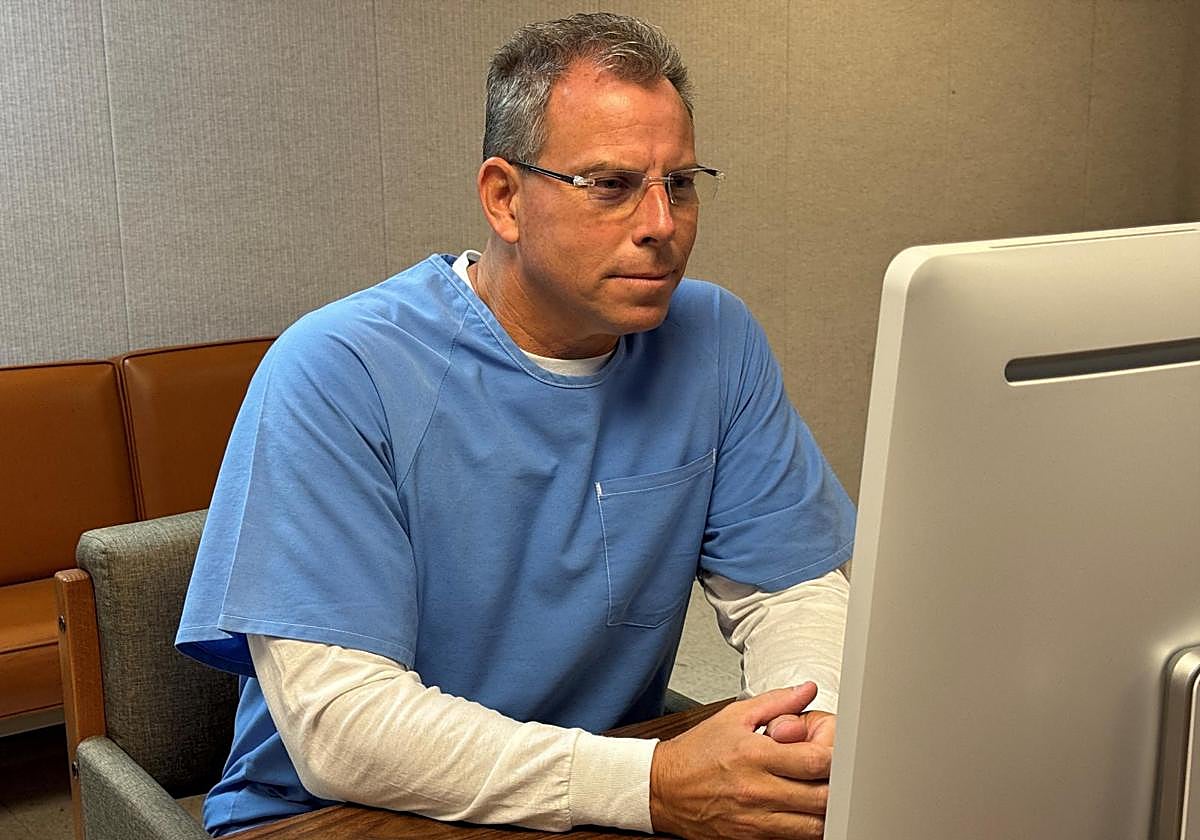 Erik Menéndez asiste a su audiencia ante la Junta de Libertad Condicional desde el Centro Penitenciario Richard J. Donovan en San Diego, California