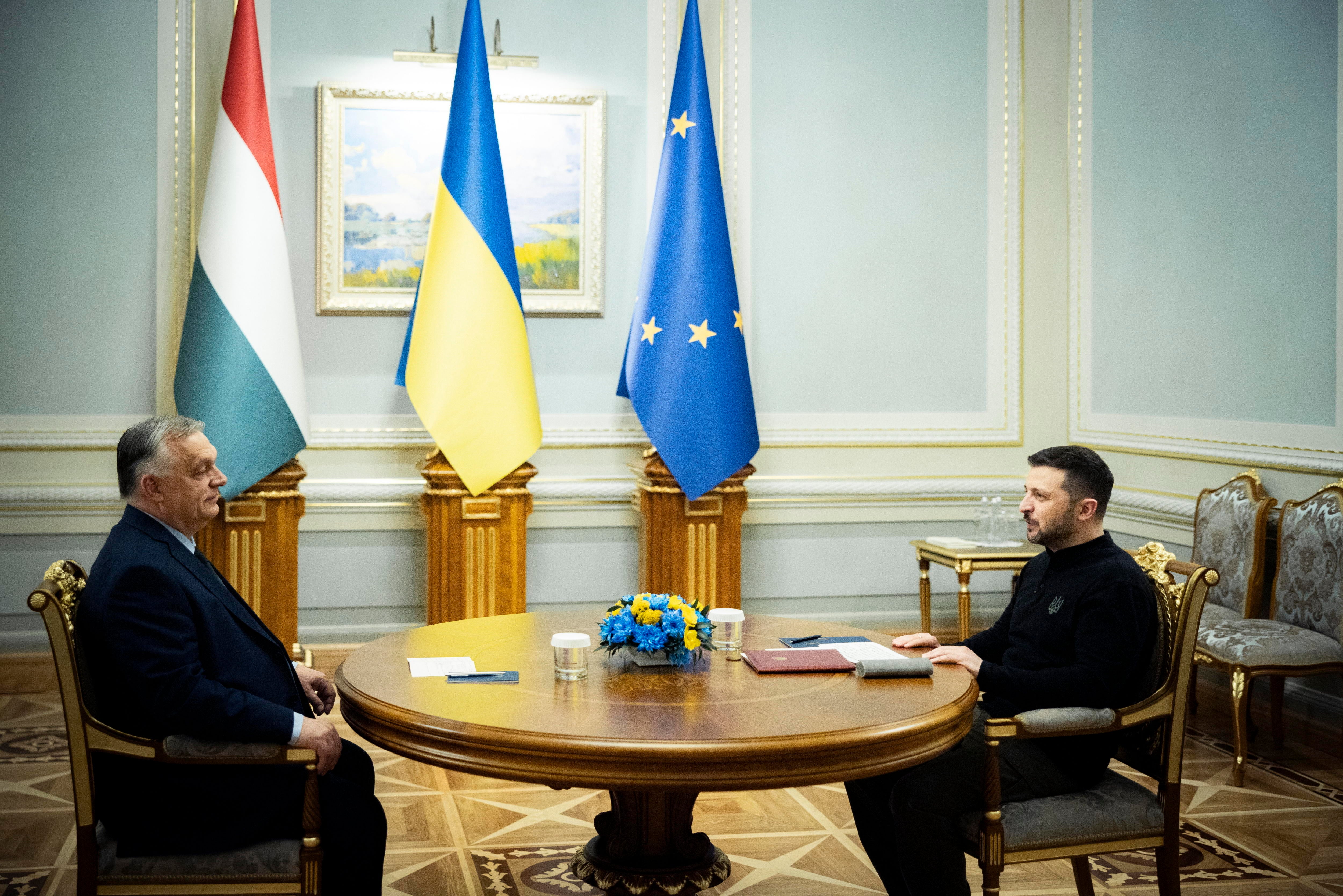 El primer ministro de Hungría, Viktor Orbán, en un encuentro con el presidente Valadímir Zelenski en Kiev