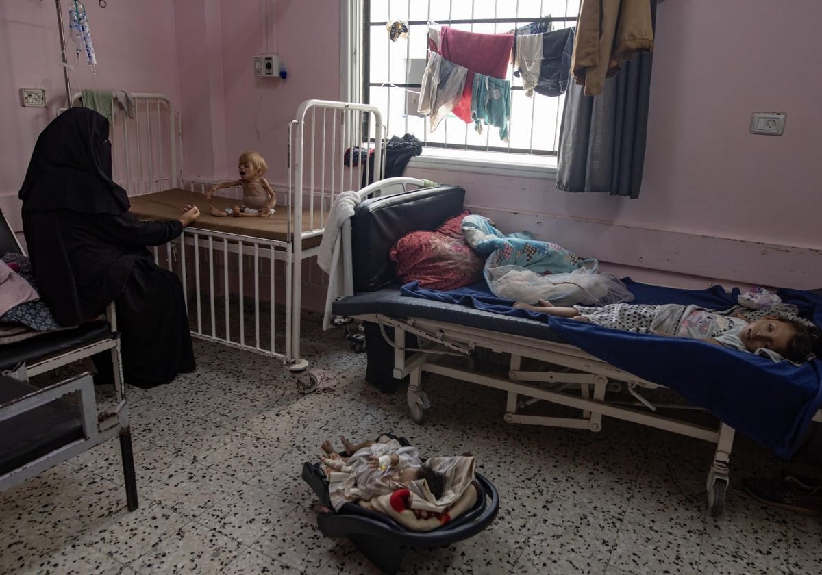Dos niños palestinos con desnutrición severa, en el Hospital Nasser de Khan Younis, al sur de la Franja
