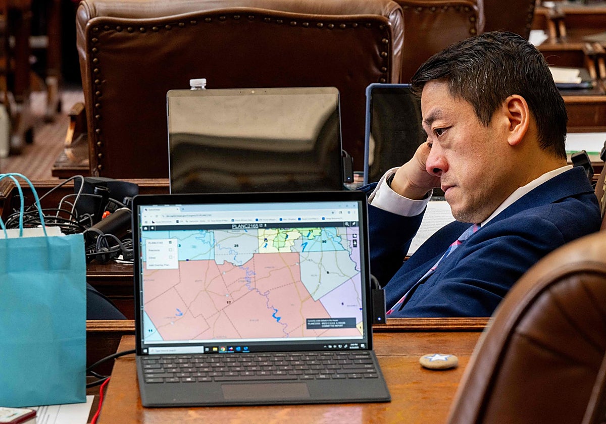 El legislador texano Gene Wu, durante una sesión especial en la que se debate el nuevo plan para redibujar el mapa electoral del estado, de cara a las elecciones de 2026
