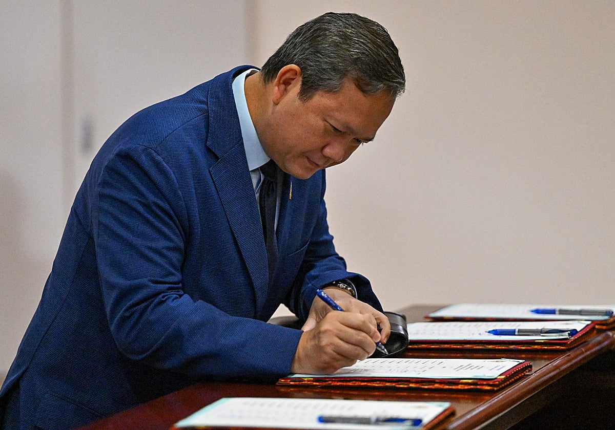 El primer ministro de Camboya, Hun Manet, se registra a su llegada para asistir a la sesión