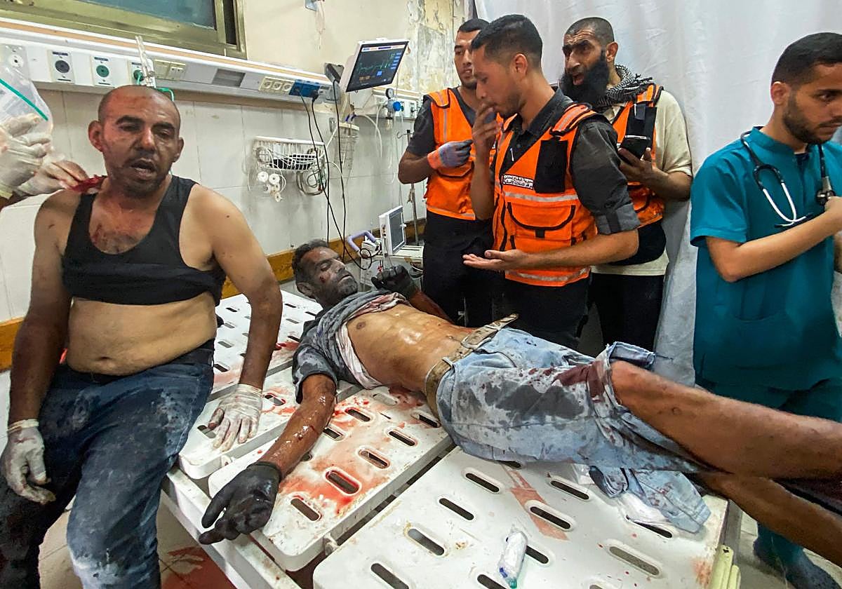 Los servicios médicos atienden a las víctimas de un ataque israelía sobre el hospital Nasser