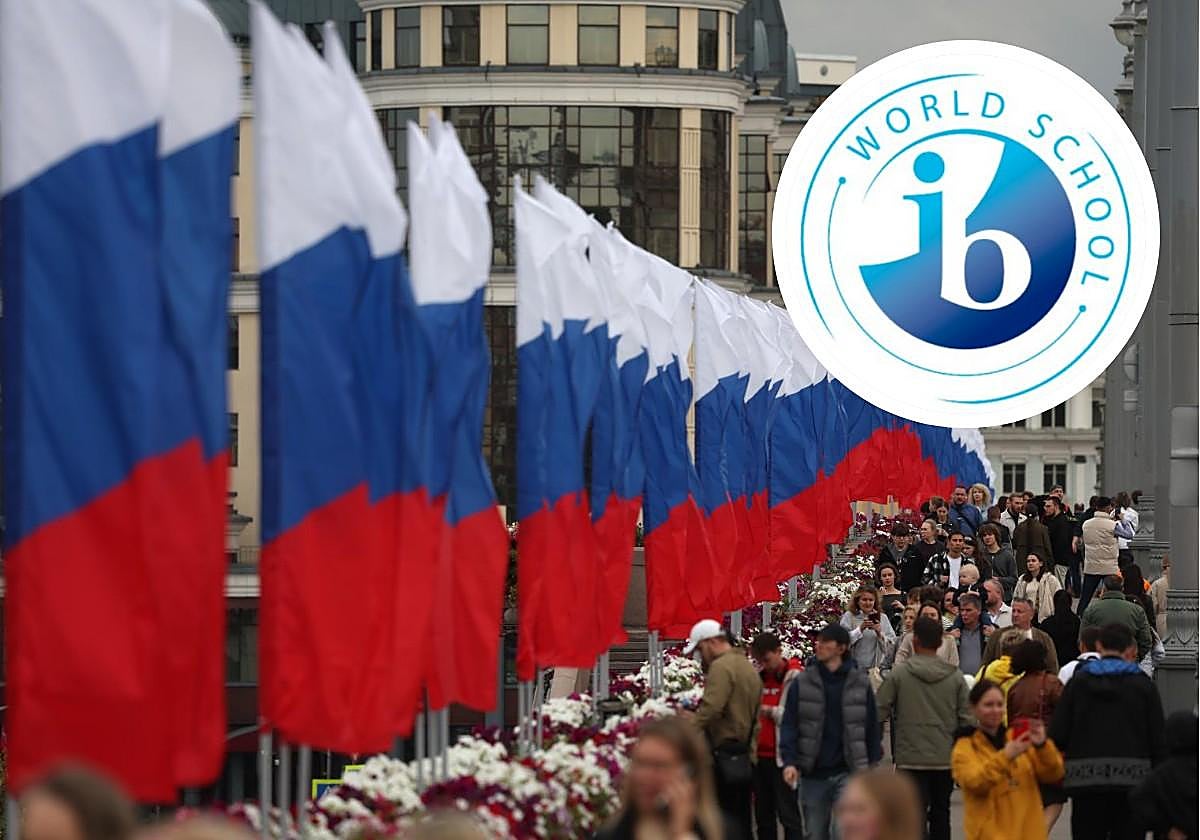 Imagen de archivo, La gente camina por las calles de Moscú con motivo del Día de la Bandera Nacional de Rusia y logo del Bachillerato Internacional
