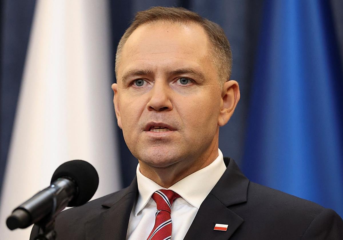 El presidente polaco Karol Nawrocki hace una declaración a los medios de comunicación en el palacio presidencial de Varsovia, Polonia, el 21 de agosto de 2024