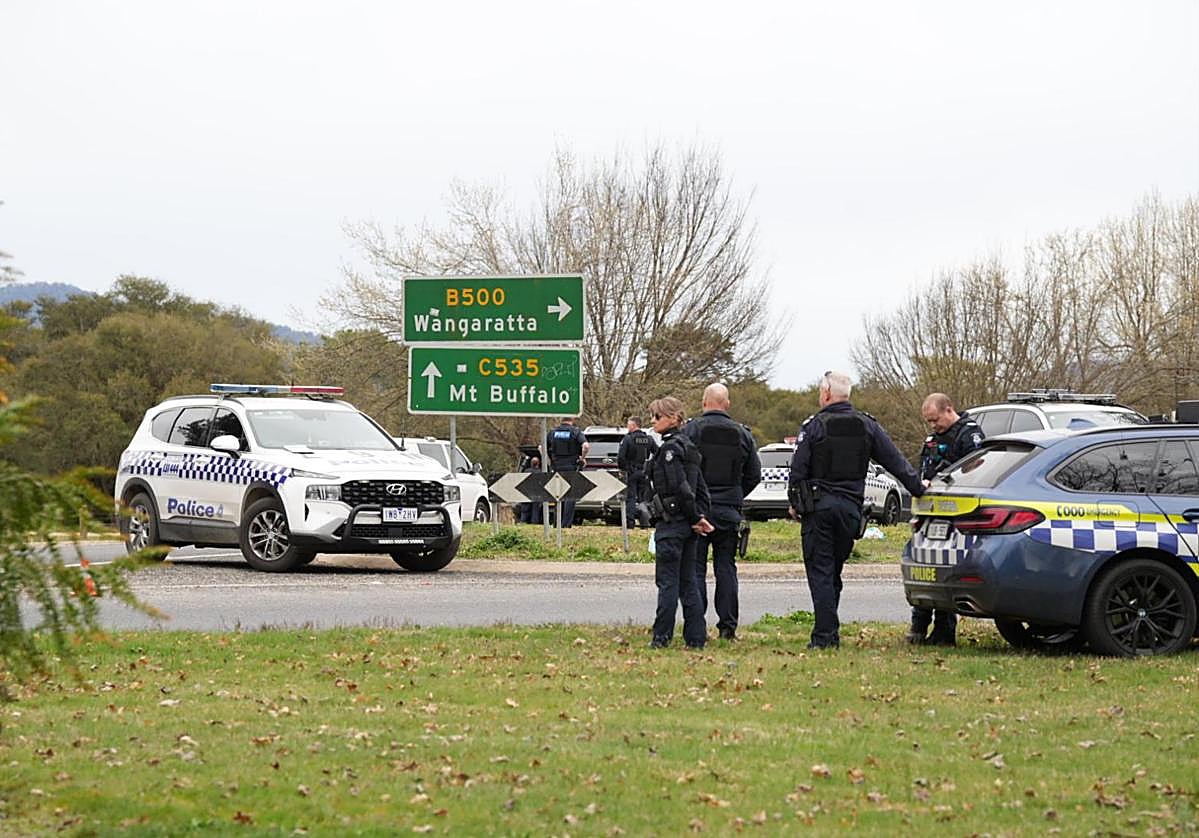 Agentes de la Policía australiana en el lugar del tiroteo en la zona montañosa de Porepunkah, en el estado de Victoria