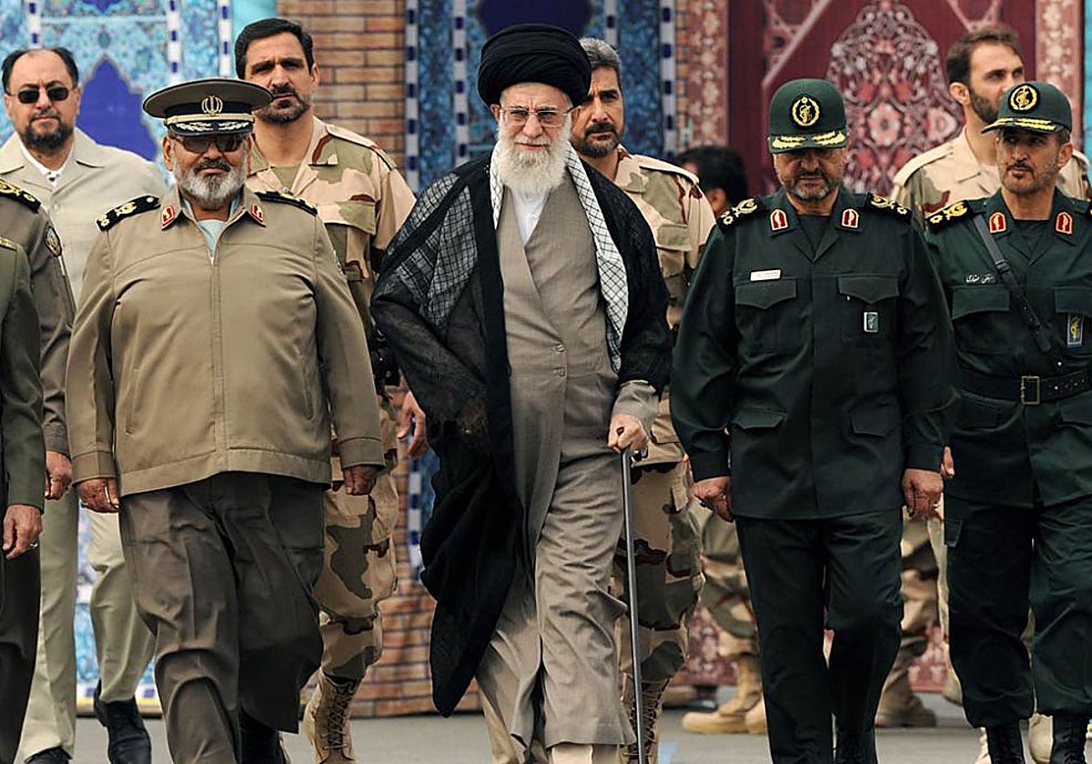El Líder Supremo de Irán, Alí Jamenei, junto a la Guardia Revolucionaria Islámica