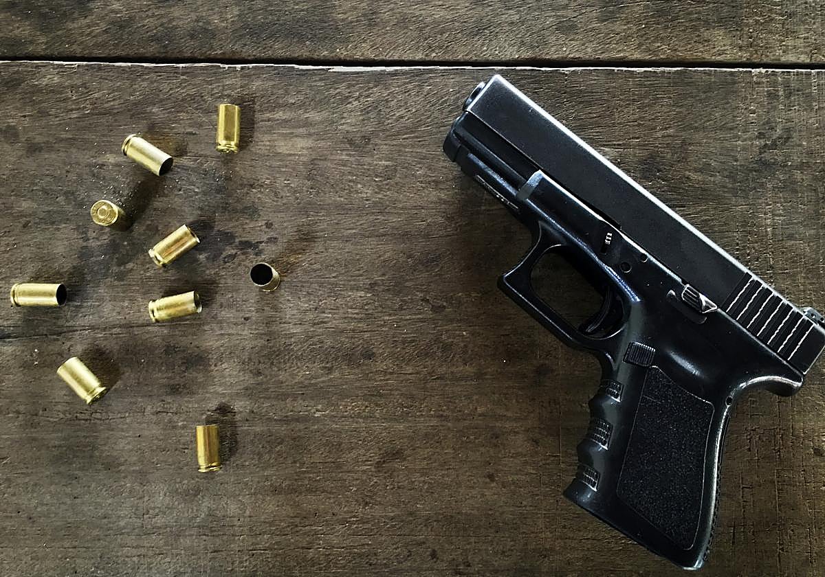 Balas vacías junto a una pistola
