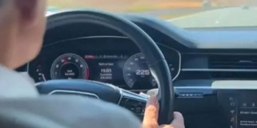El ministro de Transporte de Turquía, multado por grabarse mientras conducía a 255 kilómetros por hora