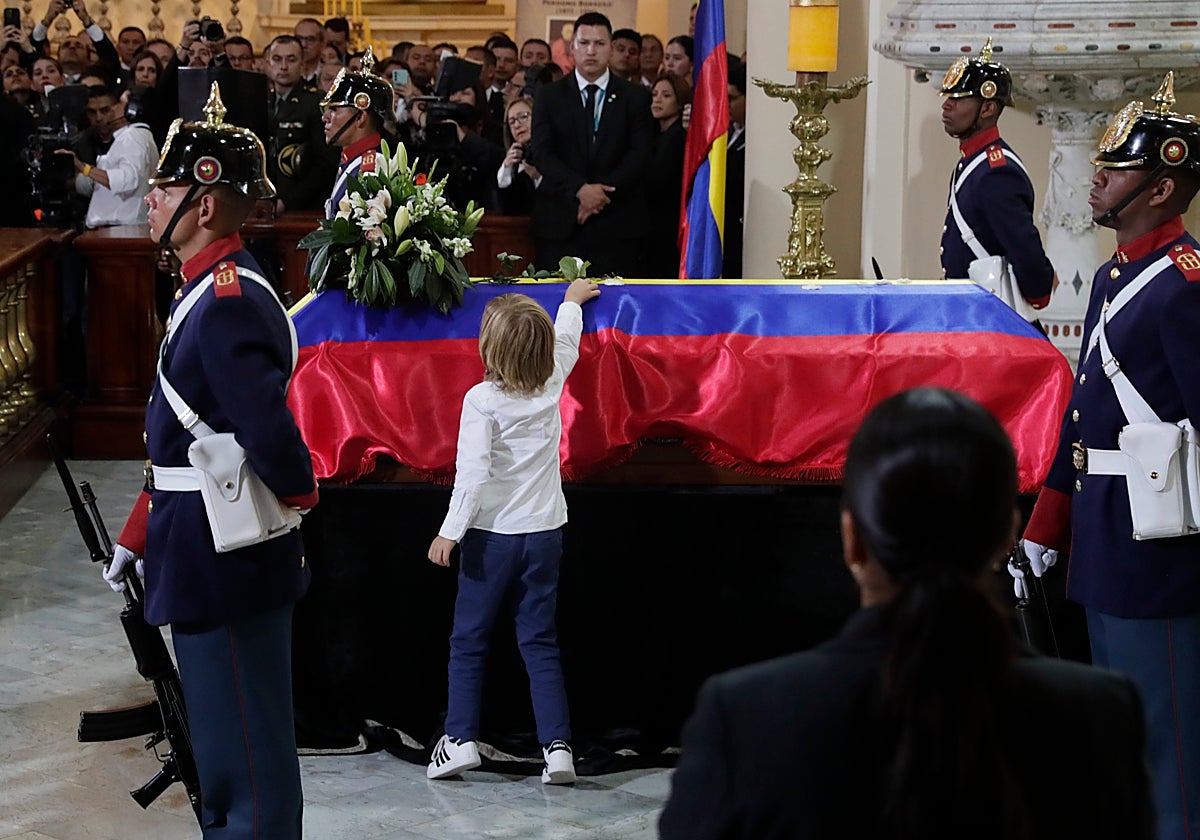 El hijo del Miguel Uribe Turbay, Alejandro, deja una flor sobre su féretro este miércoles