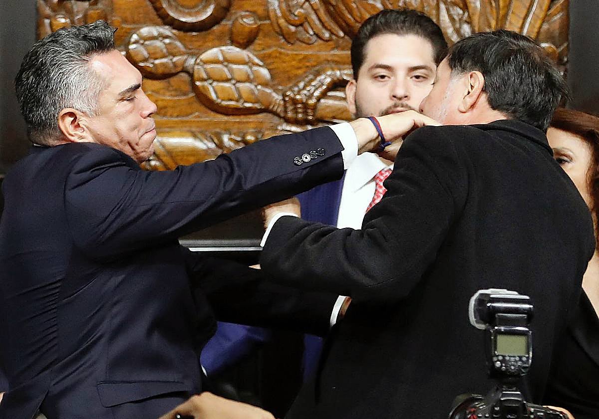 Los senadores Gerardo Fernández Noroña y Alejandro Moreno se enfrentaron a golpes durante una sesión del Senado