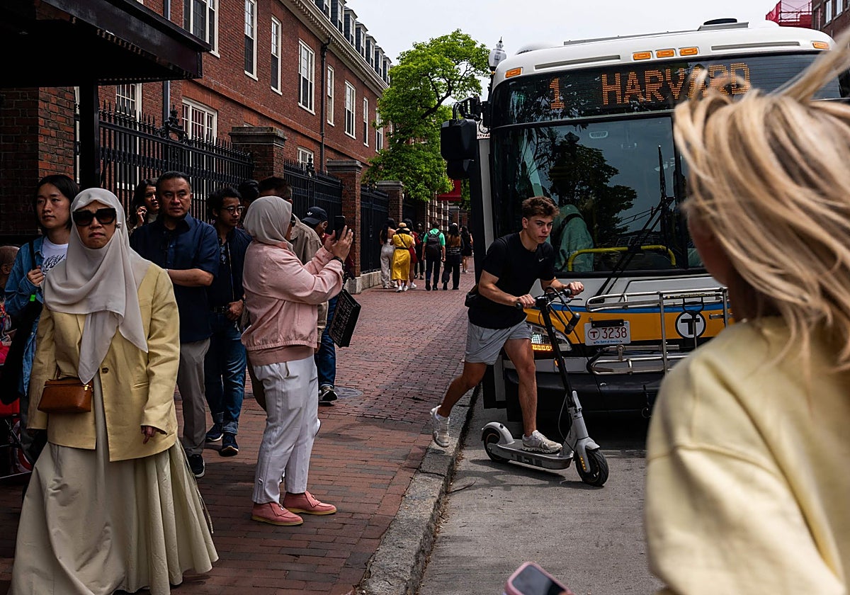 La gente pasea por el barrio de Cambridge, en Boston, sede de la Universidad de Harvard