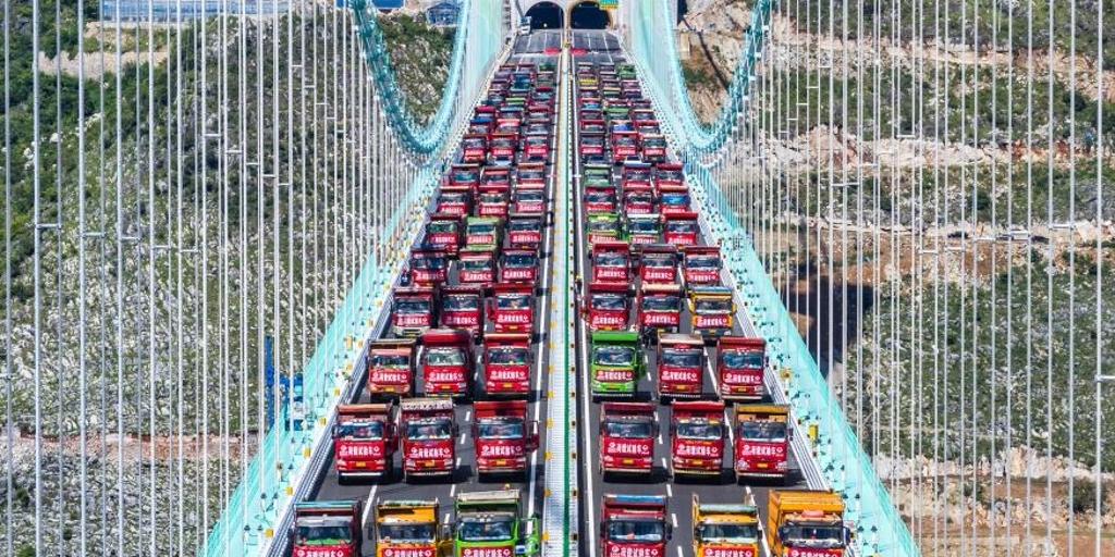 El puente más alto del mundo en Huajiang (China) supera la prueba de carga de 96 camiones y es declarado «seguro»