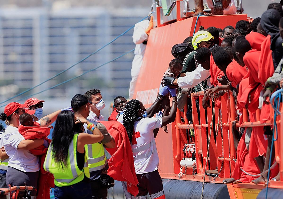 Migrantes rescatados por Salvamento Marítimo llegan a las costas de Arguineguín, en Gran Canaria