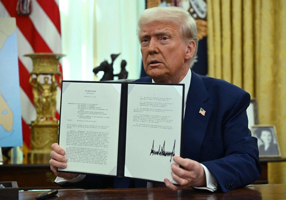 Donald Trump firma los aranceles