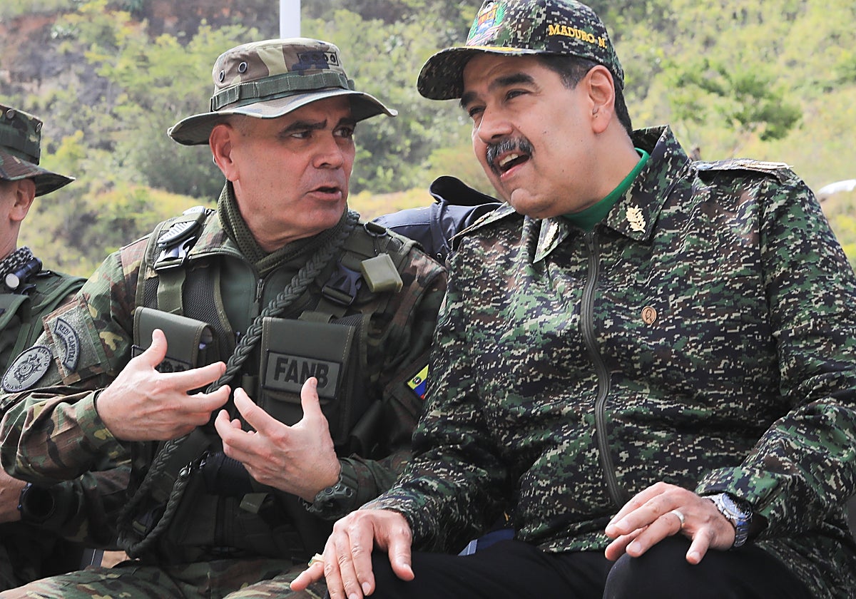 Nicolás Maduro, junto al ministro de Defensa, Vladimir Padrino López, en una imagen de archivo