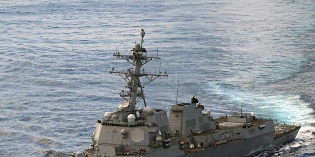 El buque lanzamisiles 'USS Lake Erie' cruza el Canal de Panamá para sumarse al despliegue frente a Venezuela