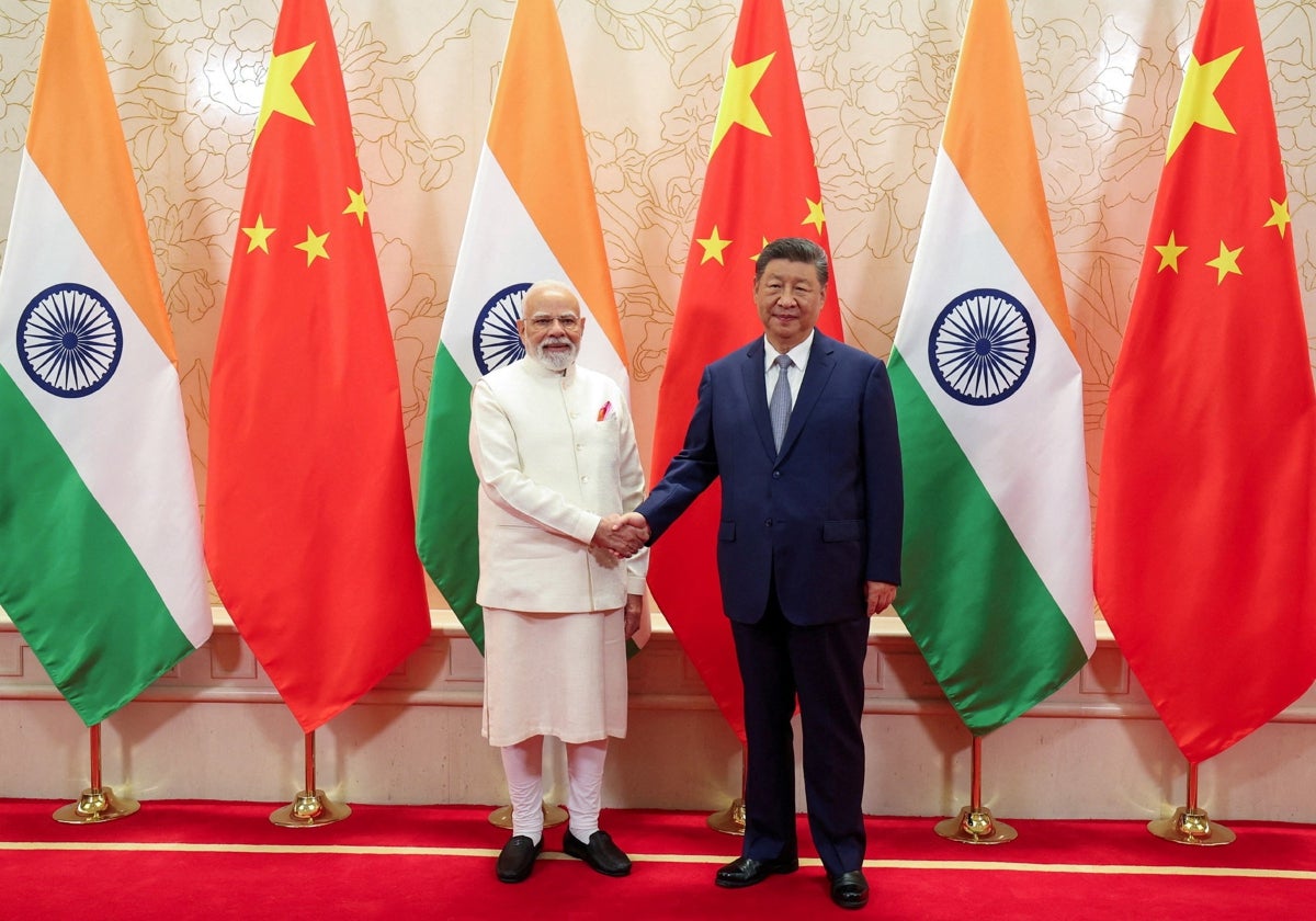 El primer ministro de la India, Narendra Modi, junto a su homólogo chino, Xi Jinping, hoy en Tianjín