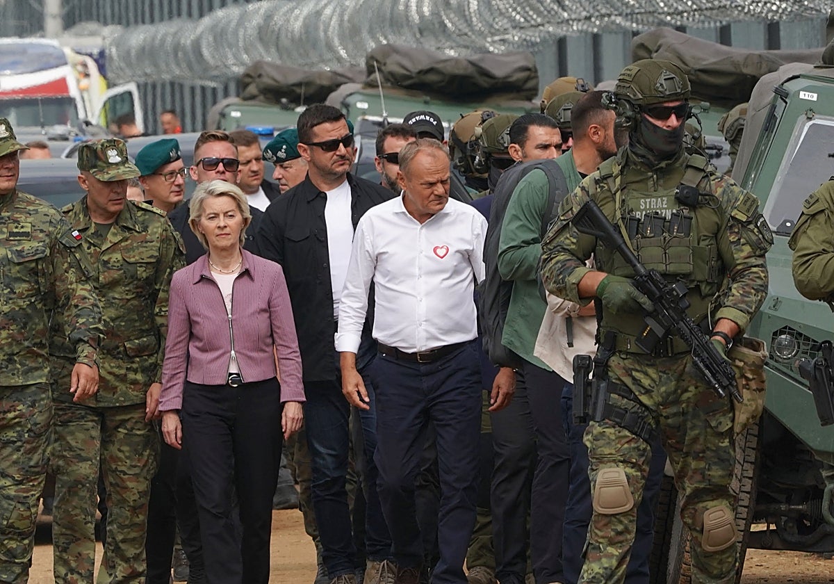 La presidenta de la Comisión Europea, Ursula von der Leyen, y el primer ministro de Polonia, visitan la frontera entre Polonia y Bielorrusia