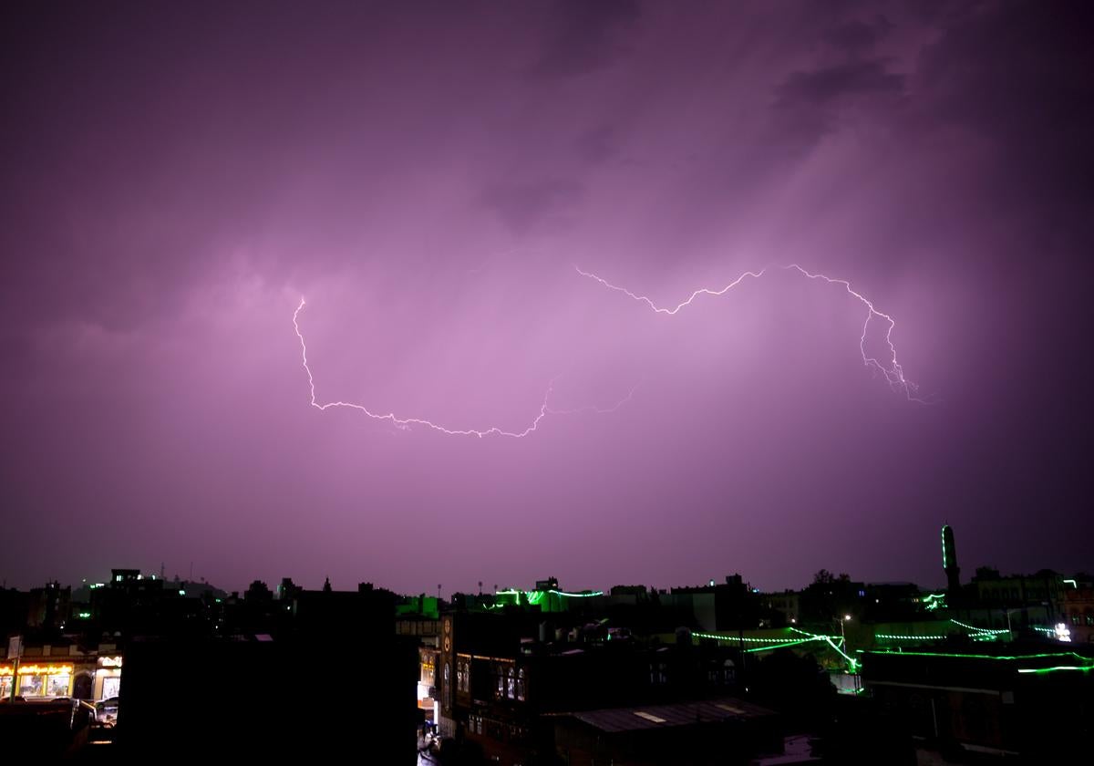 Un rayo durante una tormenta en una imagen de archivo