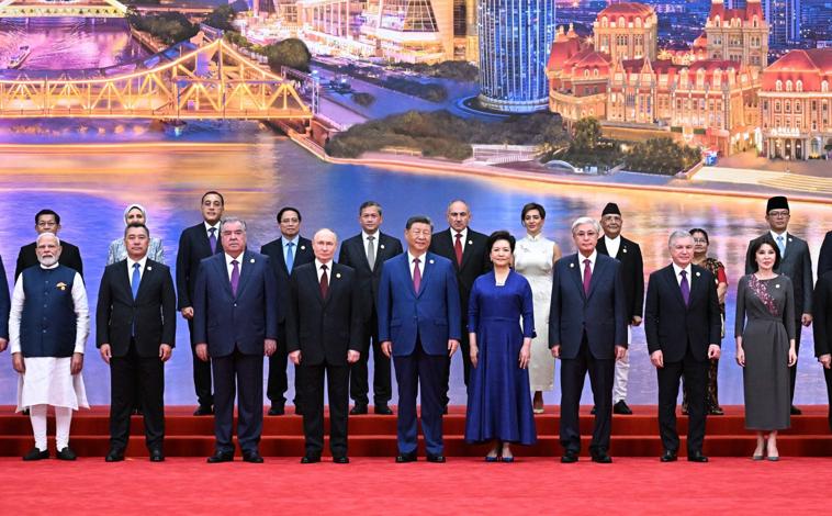 Imagen principal - Plano general de los asistentes en la primera imagen. El presidente Xi junto a su homólogo turco, Recep Tayyip Erdogan en la segunda foto. En la tercera, los líderes chino y ruso junto a Emomali Rahmon, presidente de Tayikistán