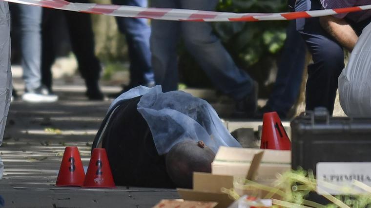 El cuerpo sin vida del expresidente del parlamento ucraniano yace en el suelo tras su asesinato