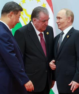 Imagen secundaria 2 - Plano general de los asistentes en la primera imagen. El presidente Xi junto a su homólogo turco, Recep Tayyip Erdogan en la segunda foto. En la tercera, los líderes chino y ruso junto a Emomali Rahmon, presidente de Tayikistán