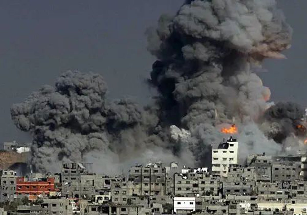 Edificios siendo bombardeados en Gaza