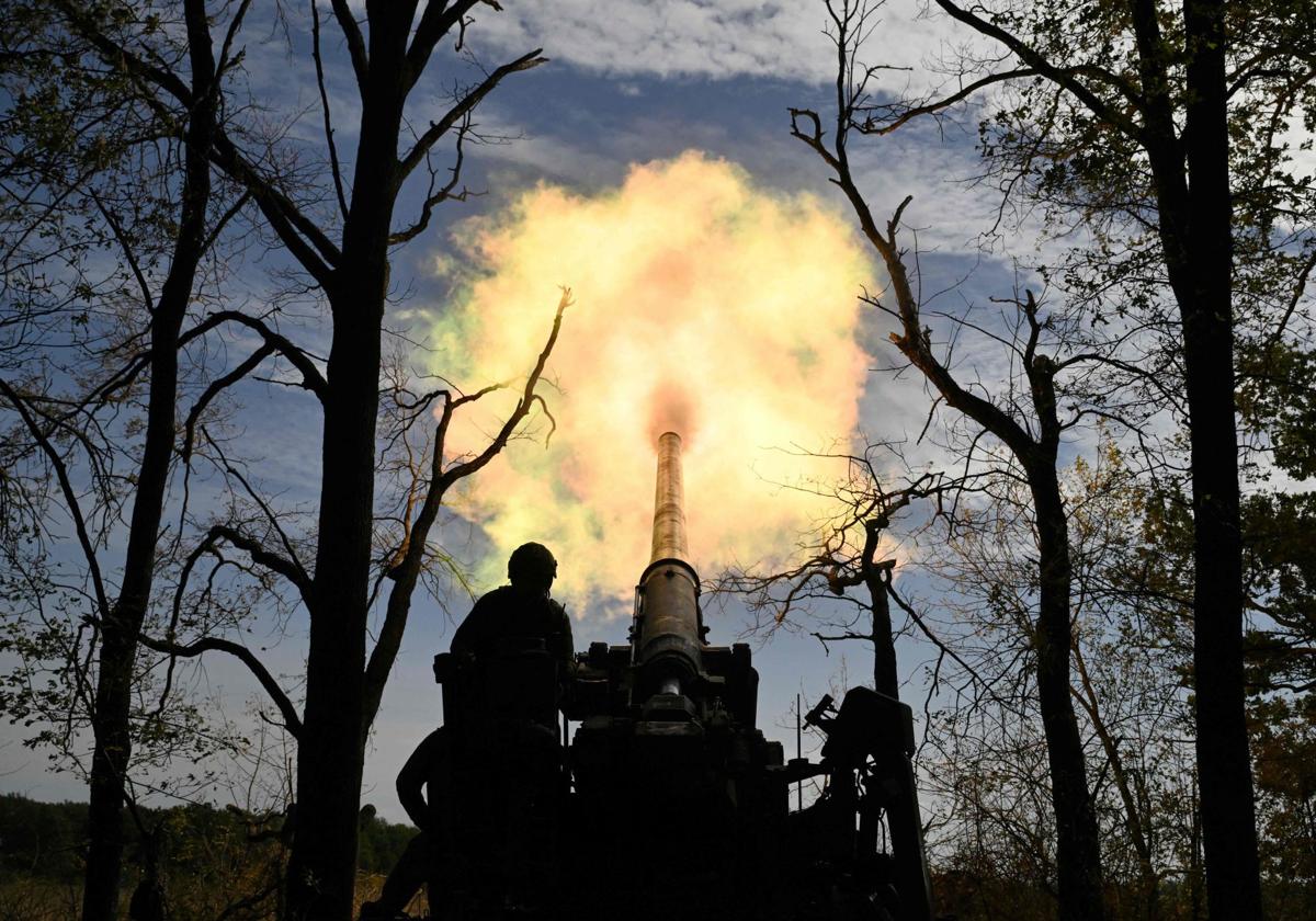 Un cañón de la 43 Brigada de Artillería ucraniana en el frente de Donetsk