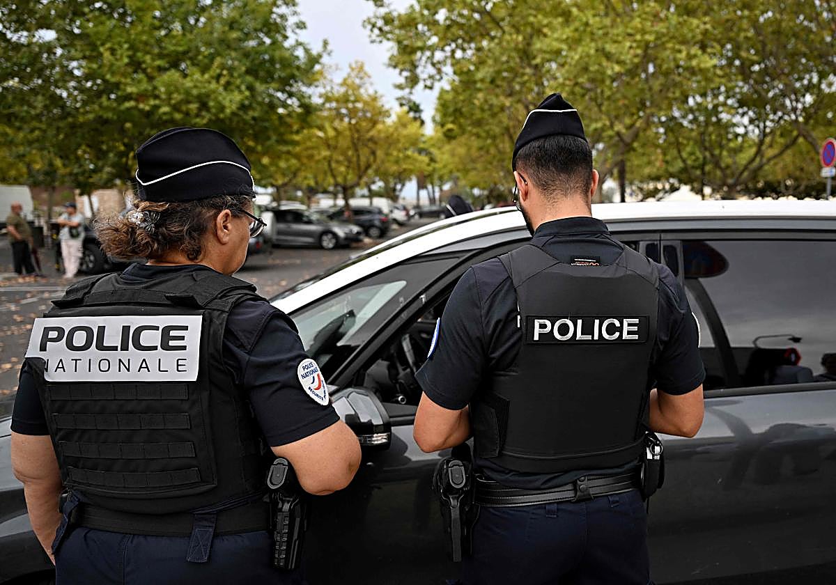 Varios agentes de policía franceses.