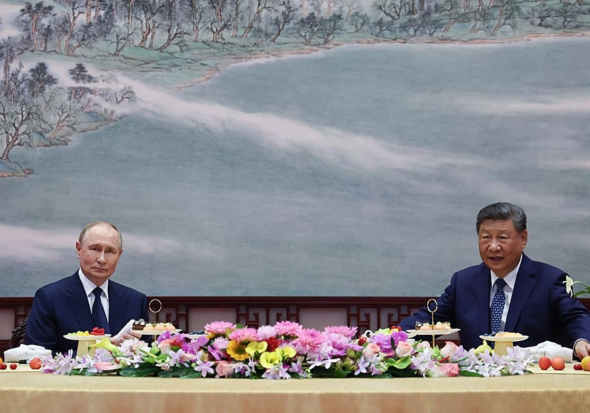 El presidente ruso, Vladímir Putin, y el presidente chino, Xi Jinping, asisten a una reunión en Zhongnanhai, residencia del líder chino, en Pekín, China